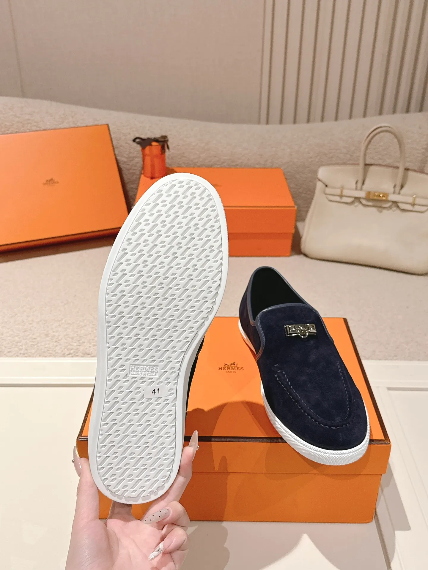 Men's Men's Shoes 600💰 Hermes# Couple Studded Loafers Calfskin and suede goatskin lace-up free sneakers with signature "H" detail. The design is simple and smooth, creating a fashionable urban look. It is comfortable and versatile. H family classics are not outdated, and the delivery counter is exquisitely packaged🛍📦 Fabric: Original customized imported first-layer cowhide/cow down Lining: Imported soft sheepskin Sole: Original open-molded anti-slip TPU material Size: 35-45